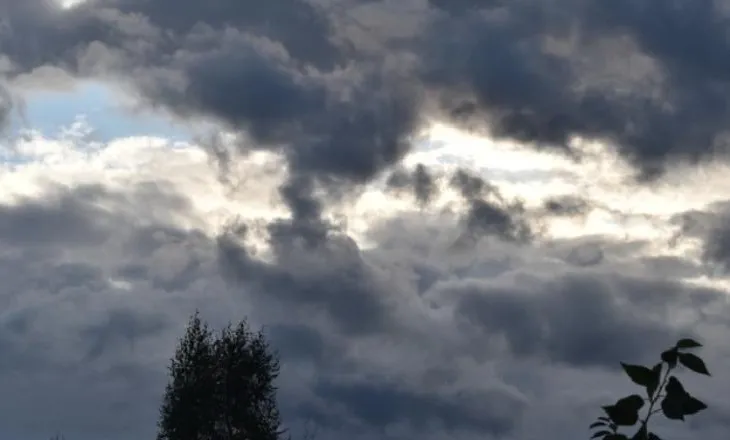 Moti sot parashikohet me vranësira deri pasdite dhe reshje shiu me intensitet të ulët