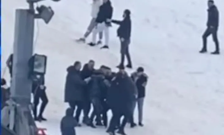 Motori i dëborës përplaset me shtyllën elektrike, raportohet për 4 të plagosur në Bogë të Rugovës