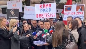 “Mundësia” proteston para Gjykatës Kushtetuese, dorëzon 20 mijë firma në mbështetje të drejtësisë