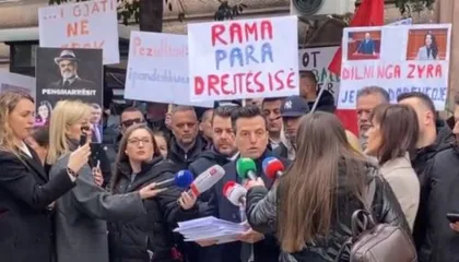 “Mundësia” proteston para Gjykatës Kushtetuese, dorëzon 20 mijë firma në mbështetje të drejtësisë