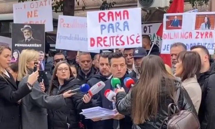 “Mundësia” proteston para Gjykatës Kushtetuese, dorëzon 20 mijë firma në mbështetje të drejtësisë