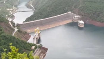 Mungesa e gjatë e reshjeve, Liqeni i Fierzës shënon sërish rënie