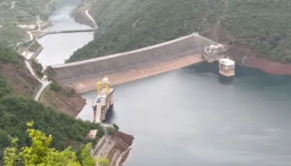 Mungesa e gjatë e reshjeve, Liqeni i Fierzës shënon sërish rënie