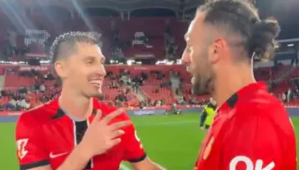 Muriqi po shkruan historinë me Majorkën, merr topin me firmat e lojtarëve/ Mesazhi i Kumbullës: Ta hëngsha zemrën!