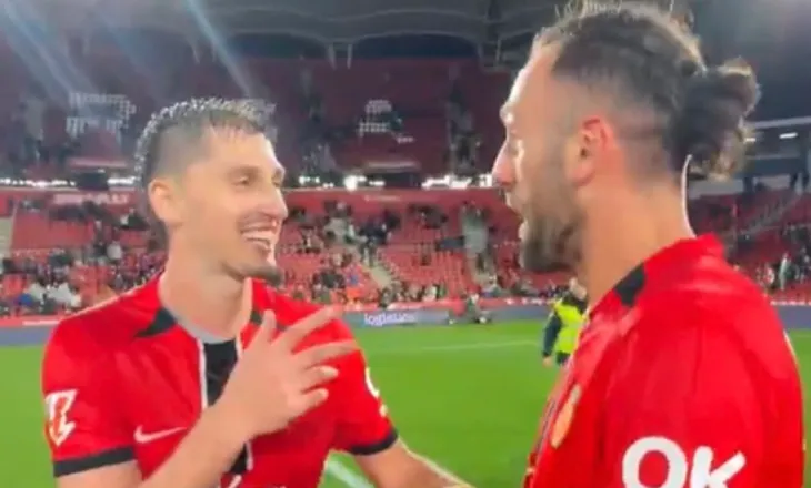 Muriqi po shkruan historinë me Majorkën, merr topin me firmat e lojtarëve/ Mesazhi i Kumbullës: Ta hëngsha zemrën!