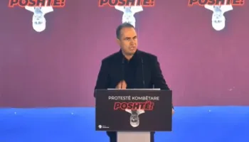 ‘Na ka thirrur dinjiteti ynë’/ Luçiano Boçi fjalim në podium,: Duhet ta shembim këtë qeveri