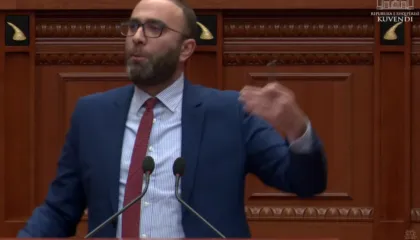 “Na njoftuan në 9 të darkës për Kuvend”, Bardhi për “Bordin e Paqes”: Pse e keni me urgjencë? Po shkelni Kushtetutën