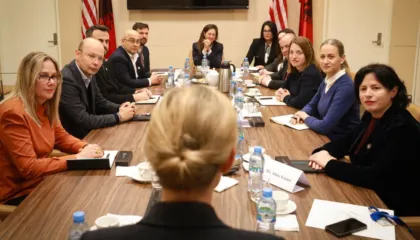 Nancy VanHorn takohet me deputetët e rinj të PS dhe PD: Forcojmë bashkëpunimin SHBA-Shqipëri