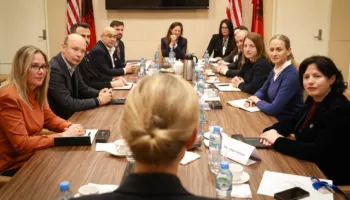 Nancy VanHorn takon deputetët e rinj të PS dhe PD: Do udhëtojmë drejt SHBA për të forcuar bashkëpunimin me Shqipërinë