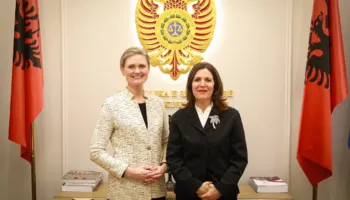 Nancy VanHorn takon kryetaren e re të Gjykatës Kushtetuese, Ambasada Amerikane: Mbështetja për sundimin e ligjit forcon drejtësinë në Shqipëri