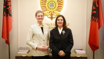 Nancy VanHorn takon kryetaren e re të Gjykatës Kushtetuese/ Mesazh i fortë nga SHBA: Sundimi i ligjit garanton drejtësi