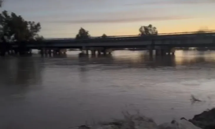 Ndalimi i reshjeve të shiut/ Bie niveli i ujit në Vjosë, shkon në 8.4 metra