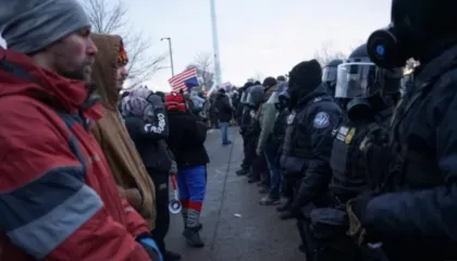 Ndërprenë një shërbesë fetare në Minesota pas dyshimeve se kishin lidhje me ICE-në, Departamenti amerikan i Drejtësisë nis hetimet për protestuesit