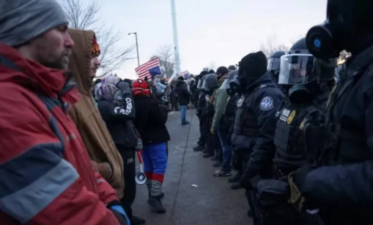Ndërprenë një shërbesë fetare në Minesota pas dyshimeve se kishin lidhje me ICE-në, Departamenti amerikan i Drejtësisë nis hetimet për protestuesit