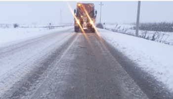 Ndërprerje të energjisë dhe borë në disa akse rrugore në Korçë
