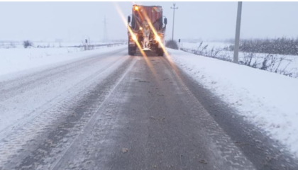 Ndërprerje të energjisë dhe borë në disa akse rrugore në Korçë