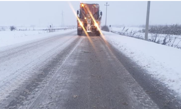 Ndërprerje të energjisë dhe borë në disa akse rrugore në Korçë