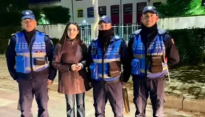 Ndërrimi viteve, deputetja socialiste Zegjine Caushi e feston me forcat policore të Fierit