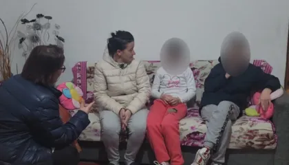 Ndihmohet nëna me fëmijët autikë, nis puna për gjetjen e një strehe të ngrohtë për të tre