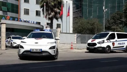 Ndjekje e rrezikshme në Durrës/ Pranga 45-vjeçarit të droguar në timon, përplasi makinën e policisë