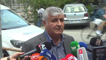 “Ndodhet jashtë, vetëm po të jetë i çmendur të vijë”, flet avokati i Ergys Agasit: Duan t’ja hedhin çelësat në det!