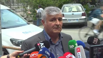 “Ndodhet jashtë, vetëm po të jetë i çmendur të vijë”, flet avokati i Ergys Agasit: Duan t’ja hedhin çelësat në det!