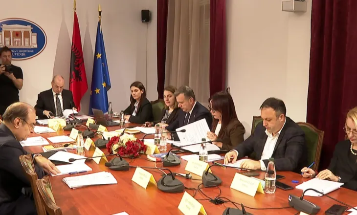 Ndryshimet në Kodin Penal/ Parkimi dysh të çon në burg, Parlamenti diskuton edhe për mbrojtjen e gazetarëve nga kërcënimet