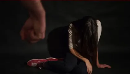 Ndryshon pr.ligji për dhunën ndaj grave/ Pas denoncimit, dhunuesi nxirret nga shtëpia dhe mban GPS