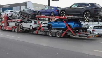 Në 2025-n në Shqipëri u importuan afro 100 mijë makina, mbi 55% e tyre prodhim i 8-15 vite më parë