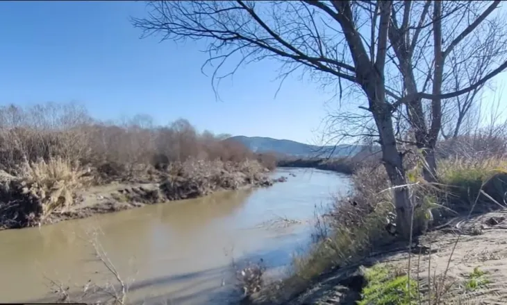 Në fshatrat e Divjakës Shkumbini po gërryen tokat bujqësore, afrohet edhe pranë shtëpive