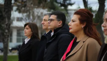 Në përkujtim të 107-vjetorit të vdekjes së Ismail Qemalit, mbahen homazhe pranë varrit monumental në Vlorë