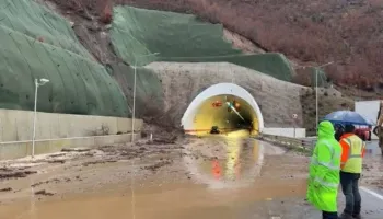 ‘Në rrugën e turpit Qukës-Qafë Plloçë…’, deputeti Kaso: Rrëshqitjet e inerteve rrezikojnë qytetarët, autoritetet të…