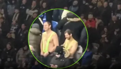 Në tribunat e stadiumit të dehur dhe me kostumin e Boratit, arrestohen tre tifozët belgë