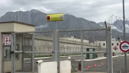 Nën masa të rrepta sigurie, 90 të dënuar me rrezikshmëri të lartë transferohen sot drejt burgut të Peqinit
