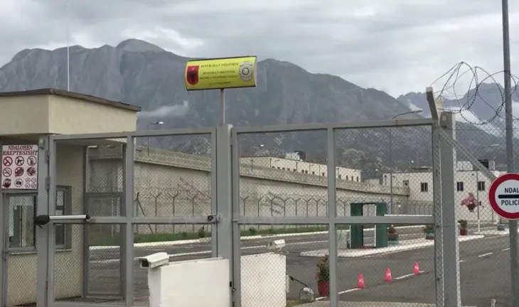 Nën masa të rrepta sigurie, 90 të dënuar me rrezikshmëri të lartë transferohen sot drejt burgut të Peqinit
