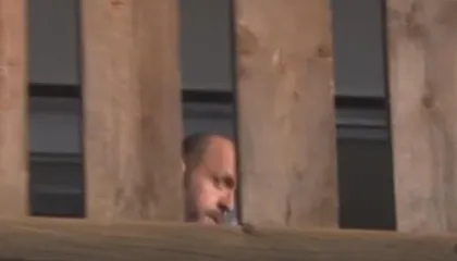 Nën masa të rrepta sigurie/ Pronari i barit të Crans Montana shfaqet në vilën e tij pas lirimit nga burgu, mister garancia për të prej 430,000 eurosh