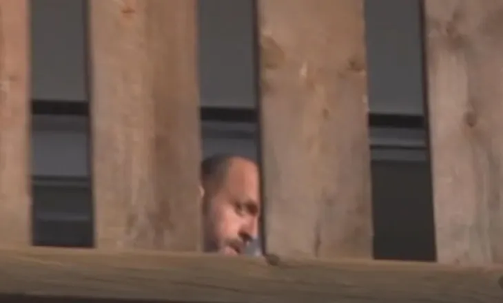 Nën masa të rrepta sigurie/ Pronari i barit të Crans Montana shfaqet në vilën e tij pas lirimit nga burgu, mister garancia për të prej 430,000 eurosh