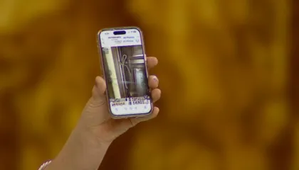 “Nëna 90 vjeçe lidhur me litar e pa zjarr!” Dellora e vërteton me foto, i përgjërohet vëllait: Do të të paguaj, veç rri me të