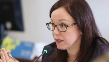 Nënkryetarja e Kuvendit ngre alarmin për dezinformimin në media, duhet përgjegjësi penale