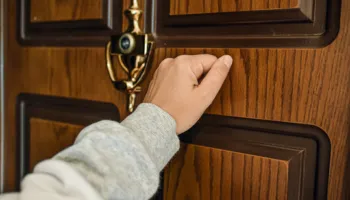 Nëse doni t’ju shkojë mbarë, ky duhet të jetë personi i parë që duhet t’ju hyjë në shtëpi në ditën e parë të vitit