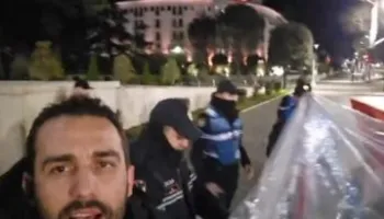 “Nesër qani me lot krokodili për ’21 Janarin’/ “Shqipëria Bëhet” para Kryeministrisë, përplasje me policinë, Lapaj…
