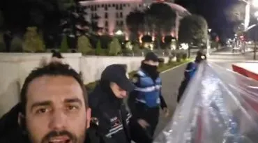 “Nesër qani me lot krokodili për ’21 Janarin’/ “Shqipëria Bëhet” para Kryeministrisë, përplasje me policinë, Lapaj…