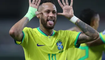 Neymar rinovon kontratën me Santosin deri në dhjetor 2026