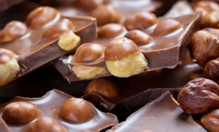 Nga çokollata te kafeja, zbuloni ushqimet që shtojnë sekrecionet dhe përkeqësojnë shëndetin e fytit