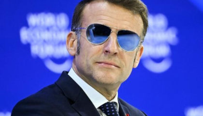 Nga Davosi te syzet e Macron, batuta e Trump që ktheu një problem shëndetësor në trend luksi