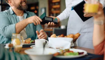 Nga hotelet, qiratë, kafetë e argëtimi, si turistët ndikuan në 54% të rritjes së çmimeve në dhjetor