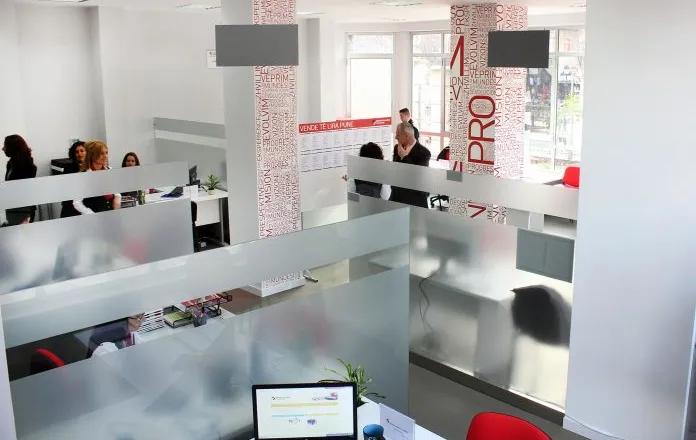 Nga kartoni i diplomës tek zanatet që “s’të lënë pa bukë”, si po ndryshon tregu i punësimit në Shqipëri