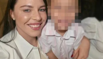 Nga mike në armike/ Ish-partnerja e burrit godet për vdekje 28-vjeçaren në sy të djalit të saj 3-vjeçar, dyshohet se shkak u bë xhelozia për…