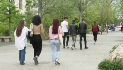 Nga “miku” te paga. Çfarë po i dekurajon realisht të rinjtë të aplikojnë për punë