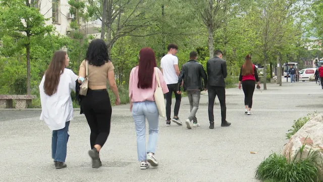 Nga “miku” te paga. Çfarë po i dekurajon realisht të rinjtë të aplikojnë për punë